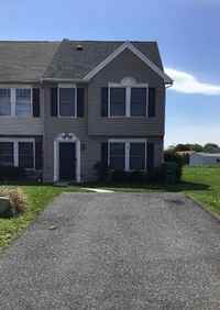 Building Photo - Well-Maintained 3 Bed/2.5 Bath Townhouse i...