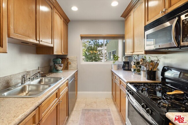 Building Photo - 14934 Dickens St