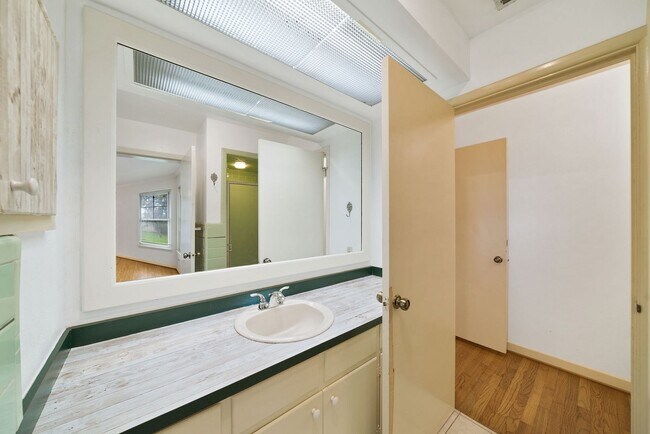Building Photo - 2BED, 2BATH HOLLYWOOD PARK