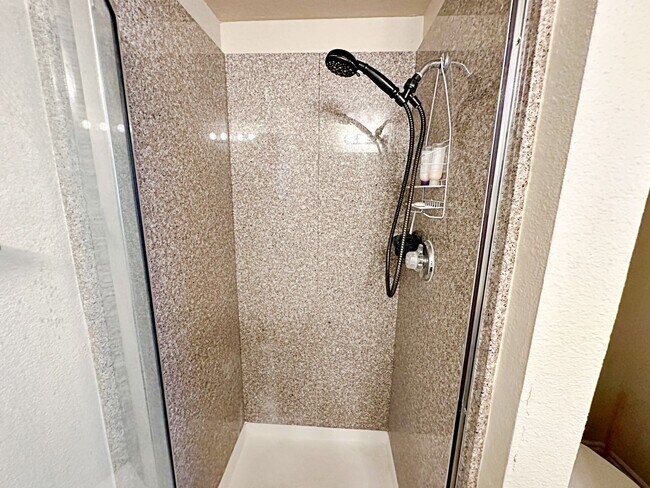 Building Photo - 3 BEDROOM, 2 BATH DOWNSTAIRS CONDO IN GUARD GATED COMMUNITY