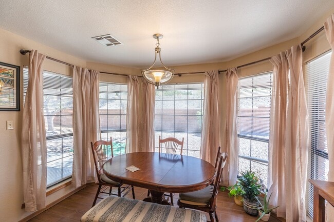 Building Photo - Beautiful 4 Bedroom 2 Bath Home!