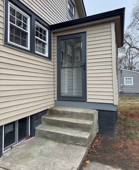 Building Photo - 515 E 9th St