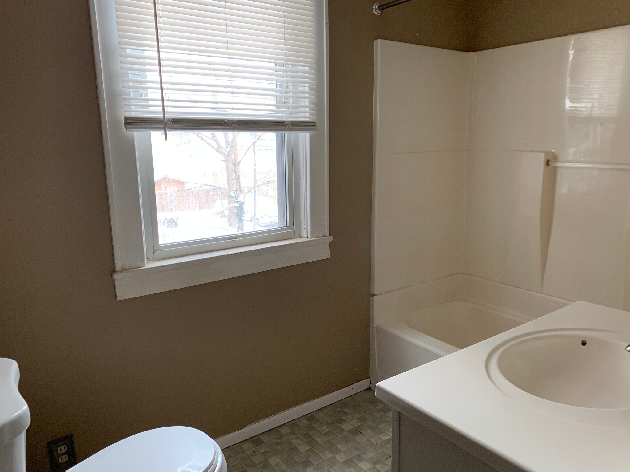 Building Photo - 364 Ravenwood Ave