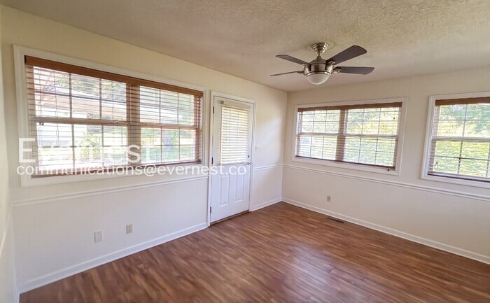 Building Photo - 1407 Cloverdale Cir