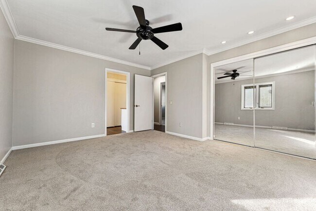 Building Photo - Updated Home in Windsor Park!
