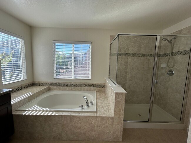 Building Photo - Beautiful 5-bedroom House in the Saddle Rock Area