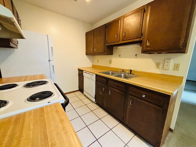 Building Photo - 1744 Donlee Dr