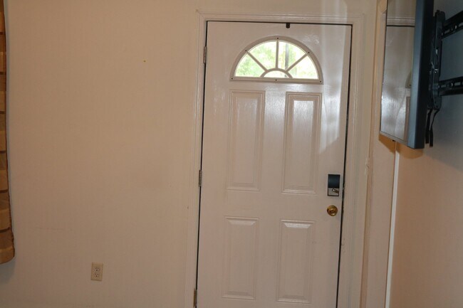 Building Photo - "Charming Furnished 2-Bedroom Home in Colu...