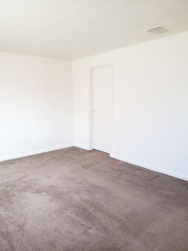 Building Photo - 2+ Bedroom, 2 bathroom Charming Home Available!