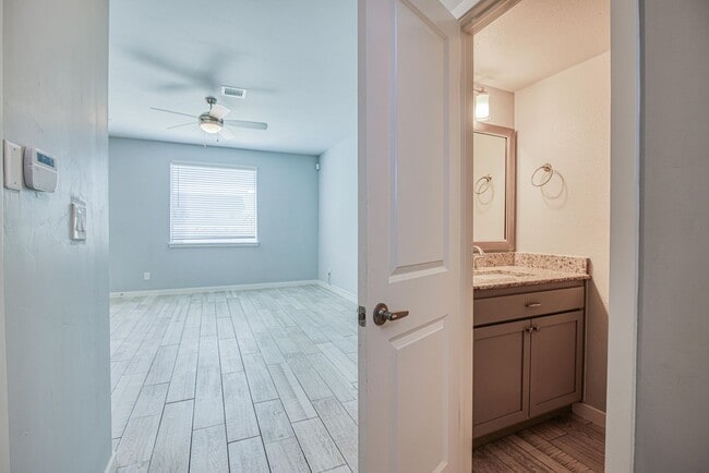 Building Photo - Beautiful 4 bed/2.5 baths in the desirable...