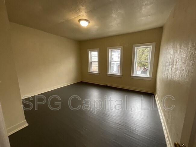 Building Photo - 524 S Queen St