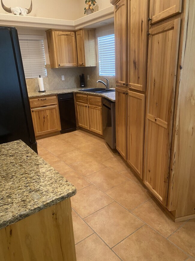 Building Photo - 3080 Shoshone Dr