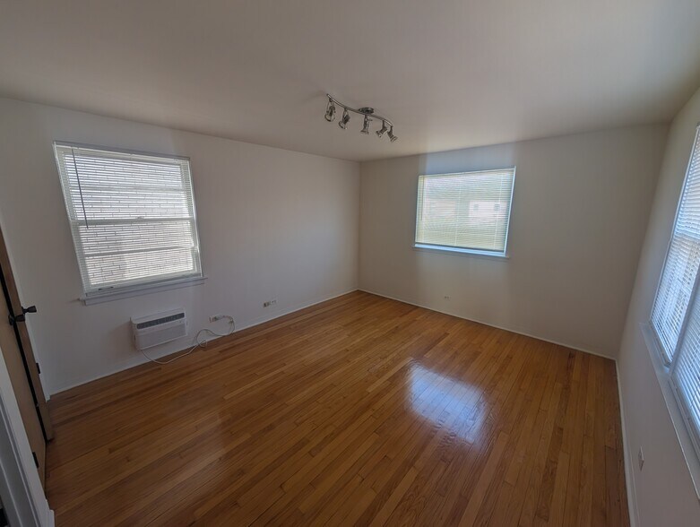 Building Photo - 2736 W Farragut Ave