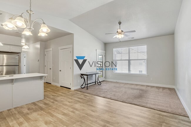 Building Photo - 627 N Sun Peak Dr