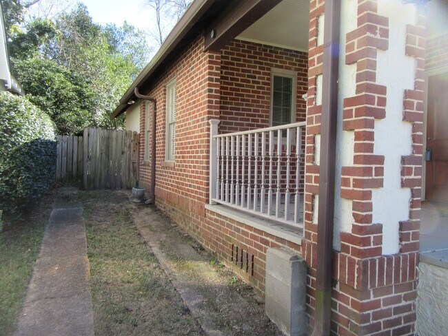 Building Photo - Great Home close to Downtown