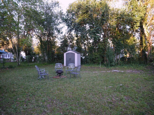 Building Photo - 1429 Milton St