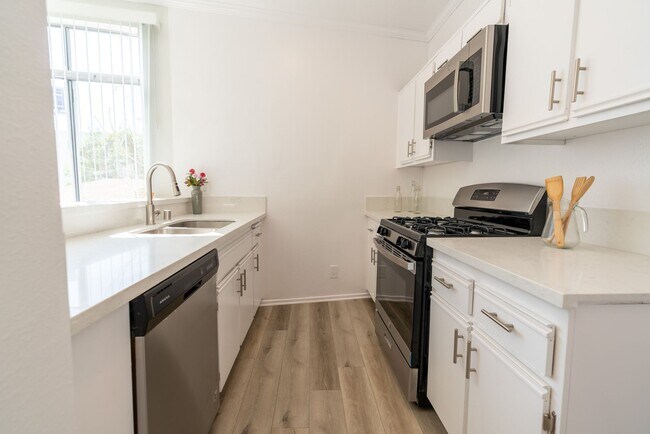 Interior Photo - 14900 Moorpark Street