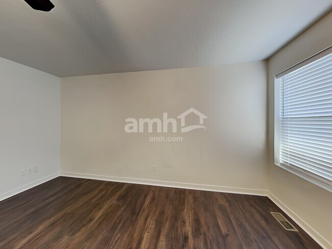 Building Photo - 754 N Scotney Ave