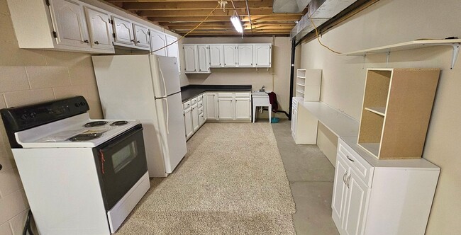 Building Photo - Welcome to this stunning 4 bedroom, 3 bath...