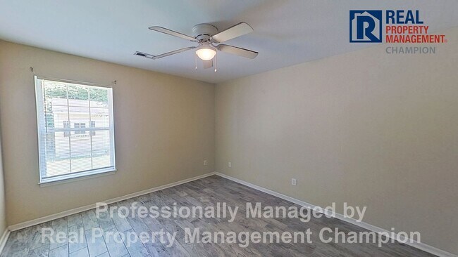 Building Photo - 3 BD/2BA Home with Fenced Back Yard in Azalea Trace - Students Welcome