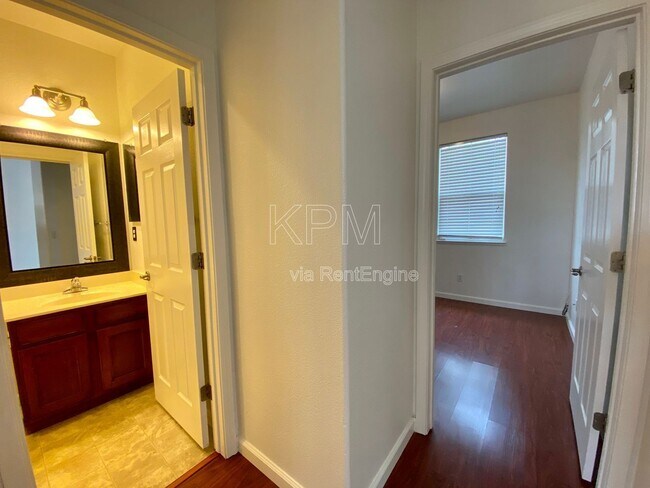 Building Photo - 10814 Peony Pl Dr