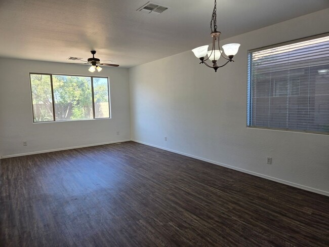 Building Photo - Spacious 4 bed, 3 full bath home in New Ri...