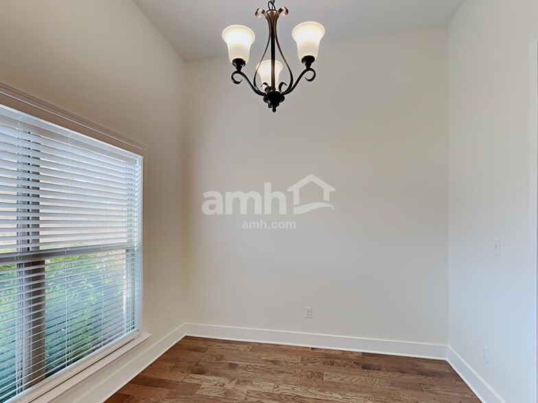 Building Photo - 160 Shady Ln Cove