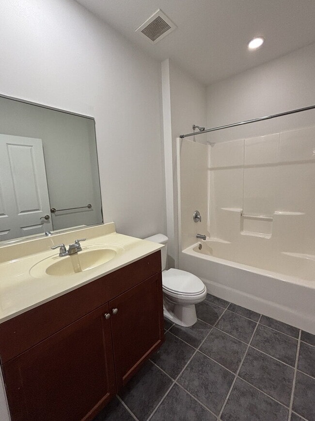 Building Photo - 5565 Colonial Chatsworth Cir