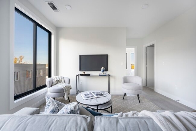 Building Photo - 156 Liverpool St