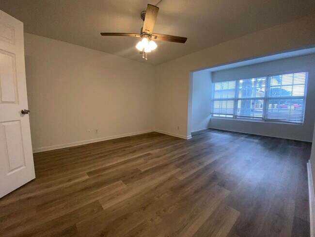 Building Photo - 102 N Lakeside Dr