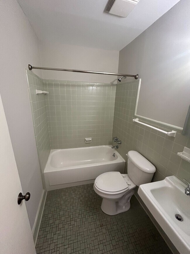 Building Photo - 3575 N Wareingwood Dr