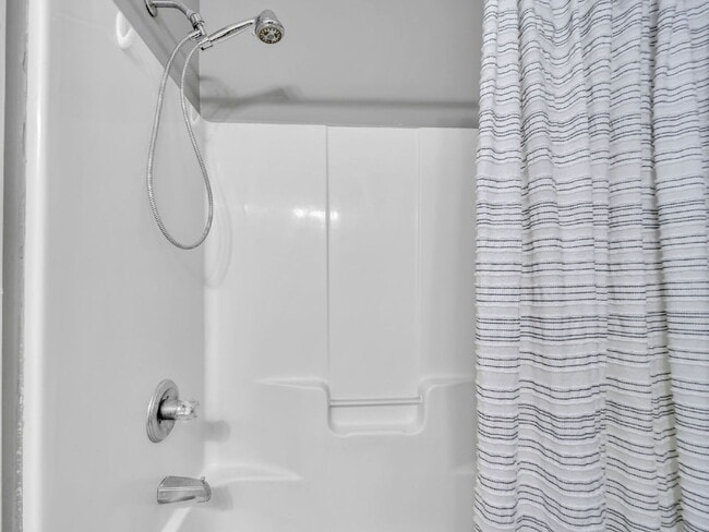 Building Photo - Charming 2-Bedroom Townhouse Retreat on Sc...