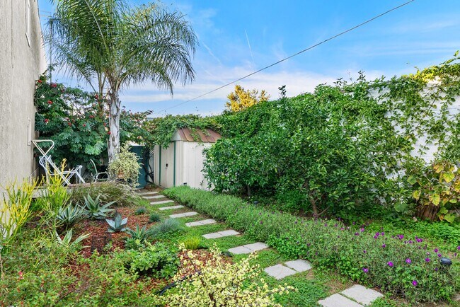 Building Photo - Charming, Light-Filled 2-Bed / 2.5-Bath Townhome with Private Yard & Garage Parking