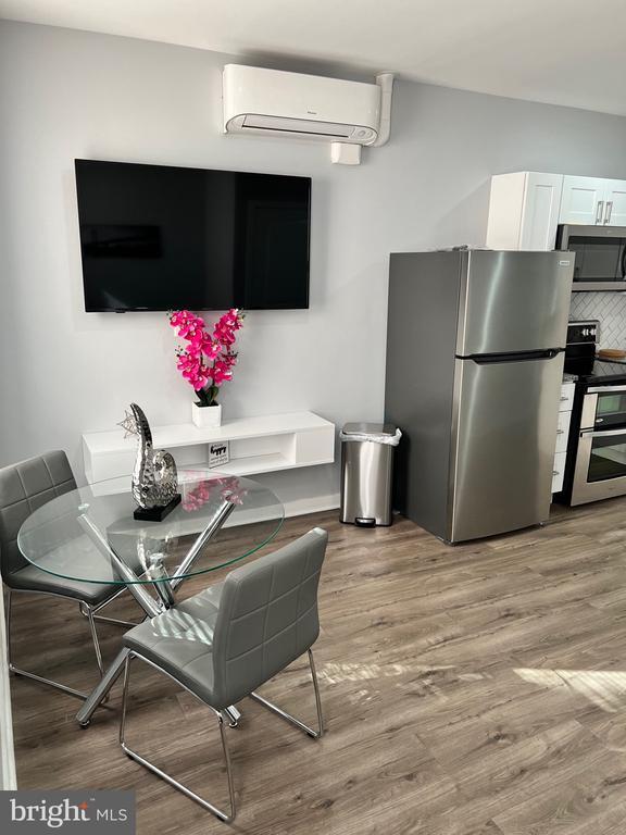 Building Photo - 4087 Lancaster Ave