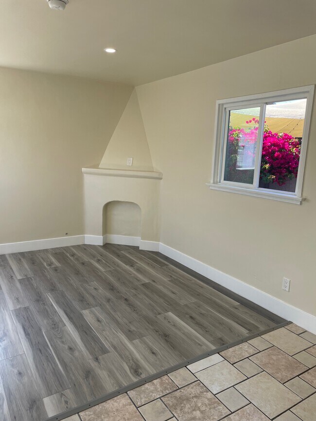 Building Photo - 821 S Grevillea Ave