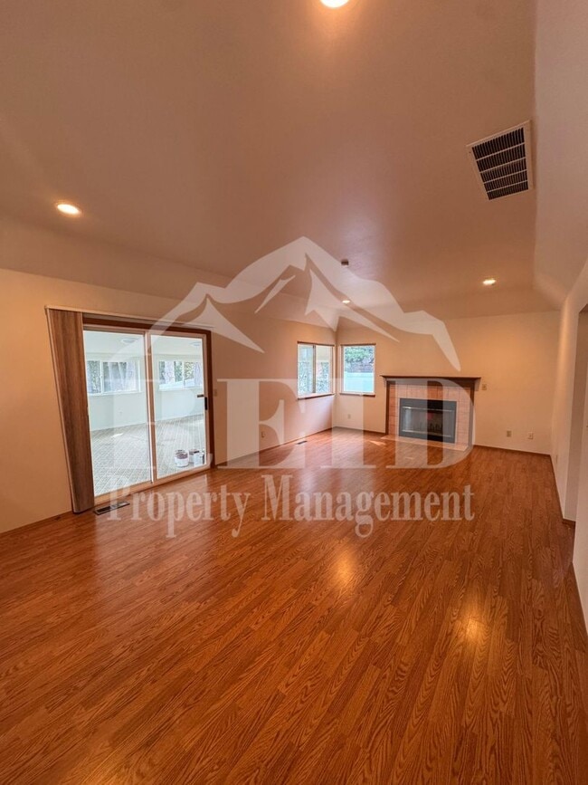 Building Photo - 979 NW Calypso Cir