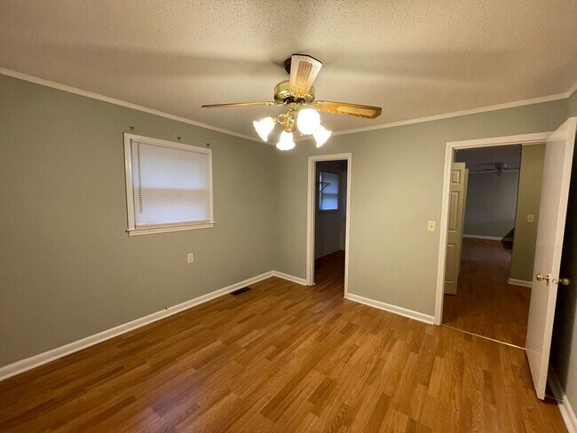 Building Photo - 347 Sunset Dr