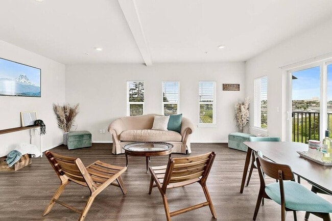 Building Photo - 704 E Wright Ave