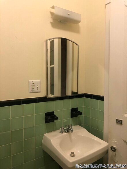 Building Photo - 504 Beacon St