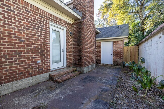 Building Photo - STUDENTS WELCOME! 3/2 Townhouse near USA! GATED! Students Welcome!