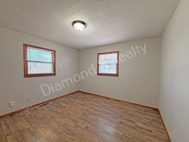 Building Photo - 523 W Swan St