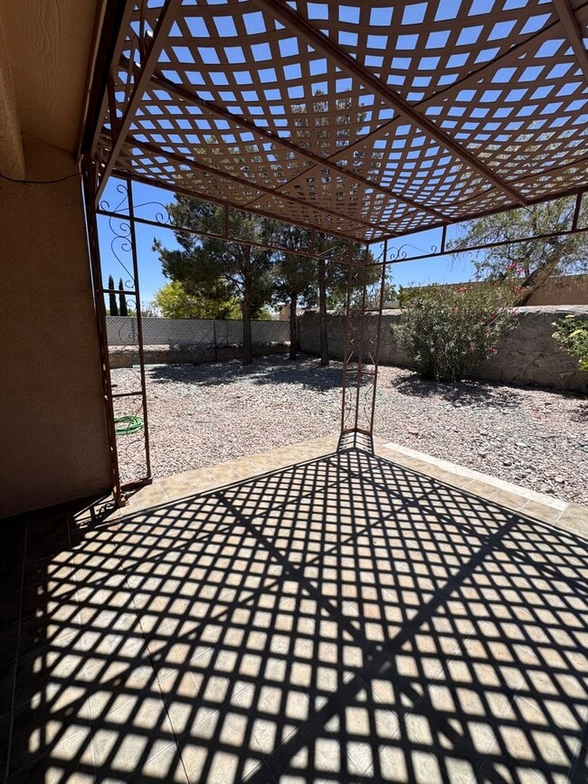 Building Photo - Welcome to your new home sweet home in the charming Los Colinas area!