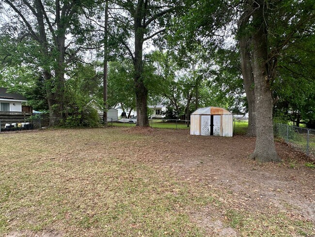 Building Photo - 810 W Country Club Dr