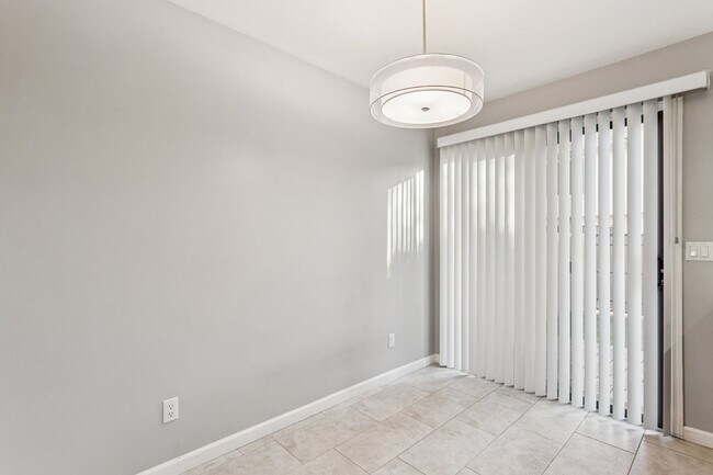 Building Photo - Beautiful 2 Bedroom