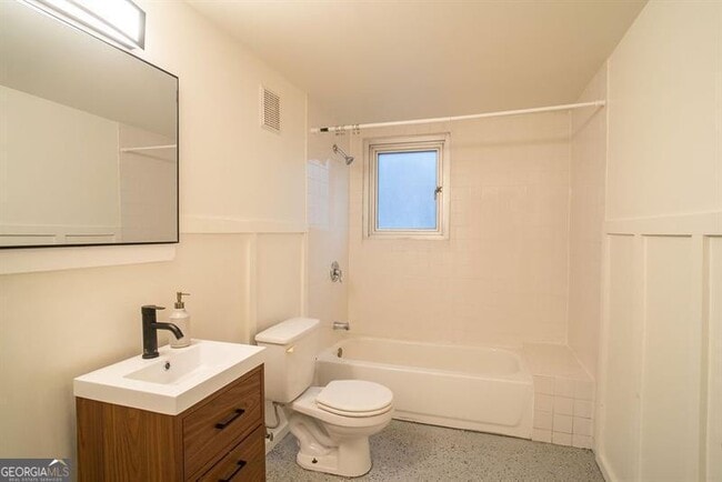 Building Photo - 15 Burbank Dr NW