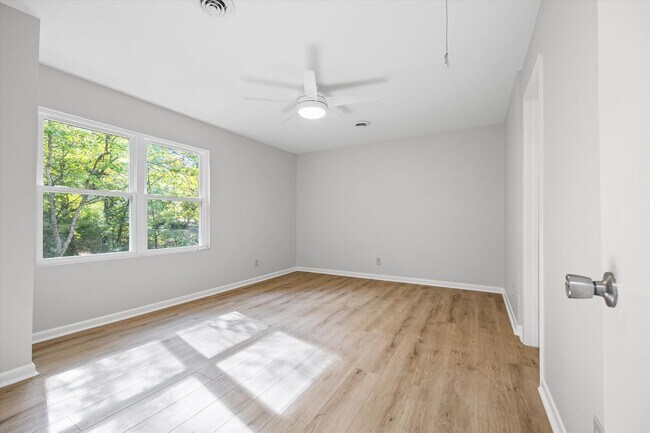 Building Photo - Beautifully updated and freshly painted 3-...