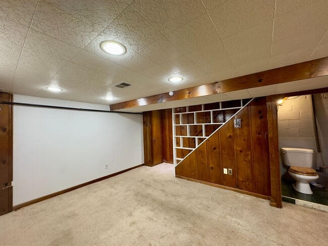 Building Photo - Charming 2 Bedroom/1 Bathroom Duplex Home ...