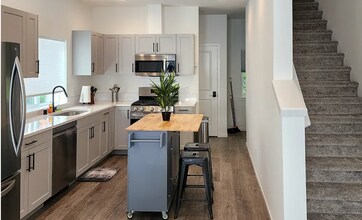 Building Photo - Beautiful, private 2 bed, 2.5 bath townhouse in Silverdale