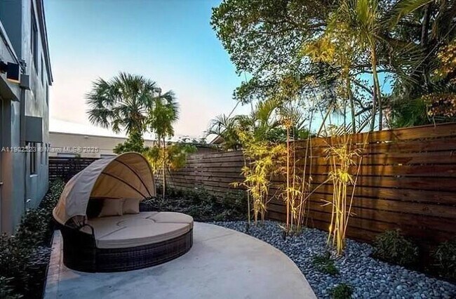 Building Photo - 1273 NE 38th St