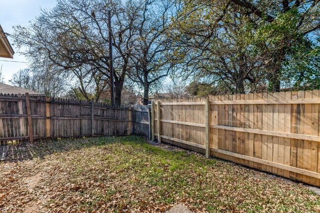 Building Photo - Stylish Half-Duplex in Arlington